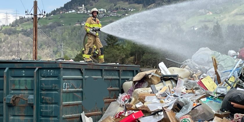 Brand Müll im Freien