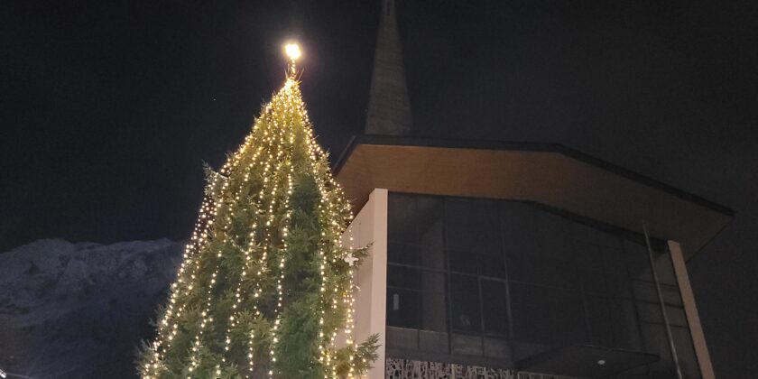 Christbaum bei der Kirche beleuchten