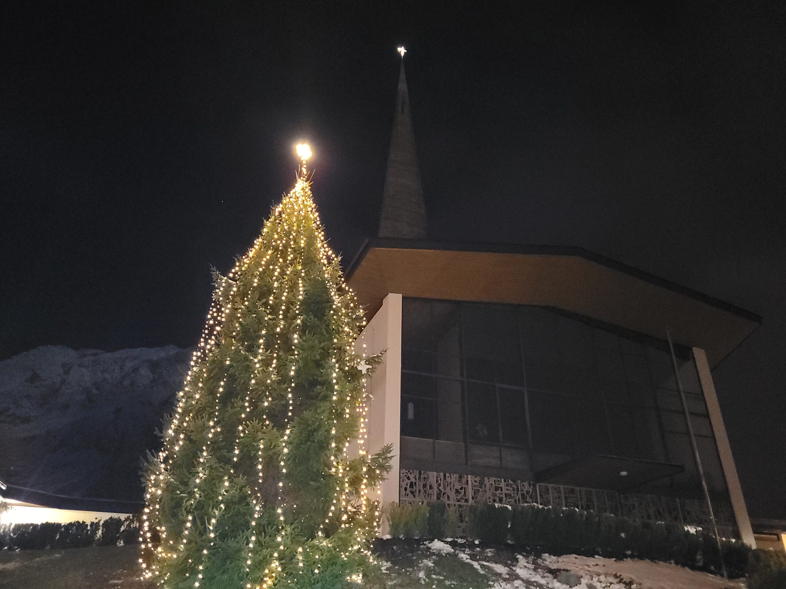 Christbaum bei der Kirche beleuchten