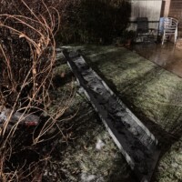 Blechteile vom Dach eines Mehrfamilienhauses in der Ambergstraße