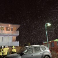 Blechteile vom Dach eines Mehrfamilienhauses in der Ambergstraße