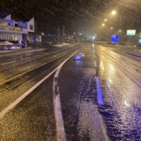 Gartenstühle auf der Fahrbahn Ötztaler Höhe