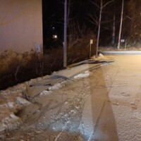 Blechteile vom Dach eines Mehrfamilienhauses in der Ambergstraße