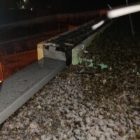 Blechteile vom Dach eines Mehrfamilienhauses in der Ambergstraße