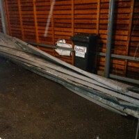 Blechteile vom Dach eines Mehrfamilienhauses in der Ambergstraße