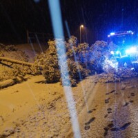 Umgestürzter Baum auf der B186 Höhe Ambach